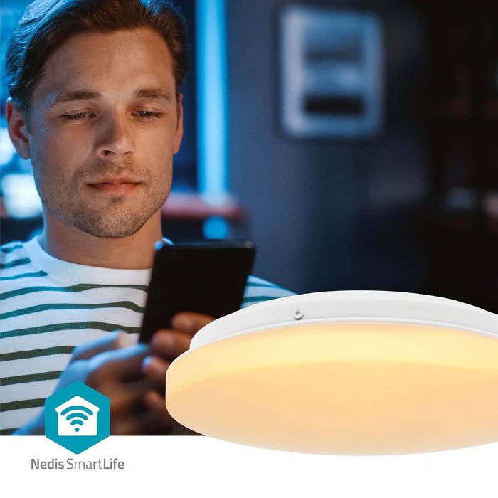 SmartLife plafondlamp met warm wit licht, bediend via smartphone, ideaal voor slimme woningverlichting.