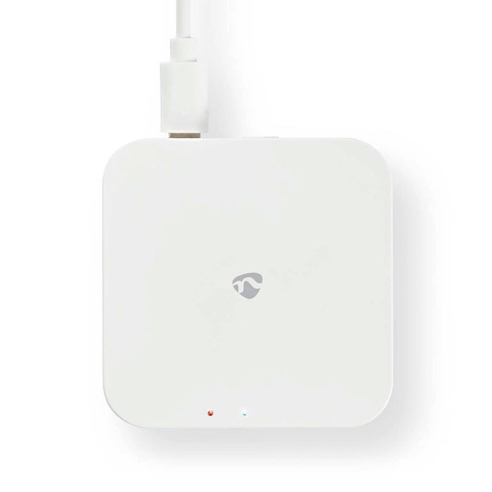 Bovenaanzicht van de SmartLife Gateway Zigbee 3.0 met LED-indicatoren en aangesloten USB-kabel voor voeding.