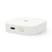 Schuin zijaanzicht van de SmartLife Gateway Zigbee 3.0 met USB-C poort en knop, ontworpen voor slimme automatiseringen.